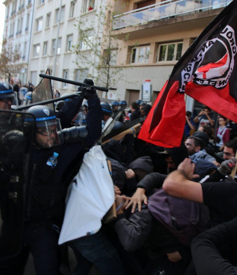 Protestolarda polis ile göstericiler arasında arbede